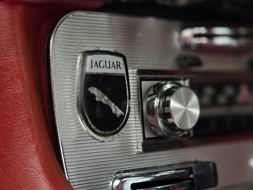 Image 8/50 of Jaguar XJ 6 4.2 (1972)