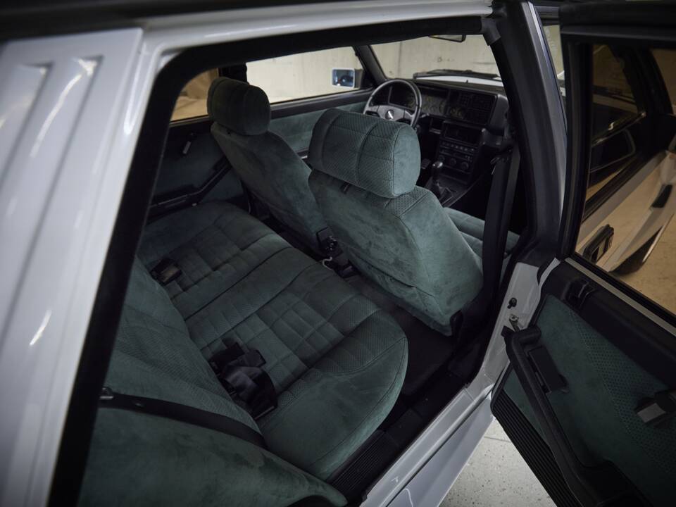 Image 69/93 of Lancia Delta HF Integrale Evoluzione I (1992)