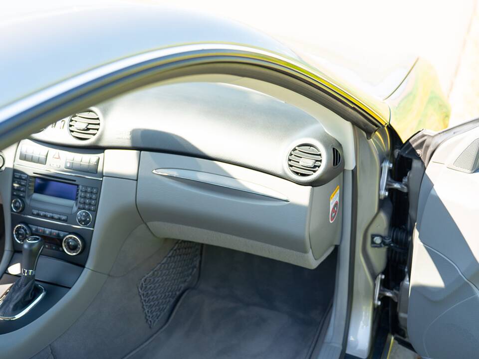 Image 28/49 of Mercedes-Benz CLK 280 (2006)