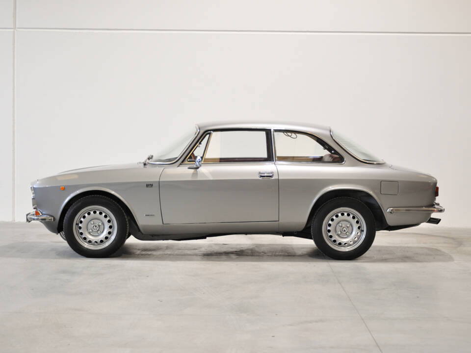 Bild 13/30 von Alfa Romeo Giulia 1300 GT Junior (1971)