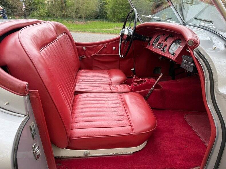 Image 4/50 of Jaguar XK 120 OTS (1953)