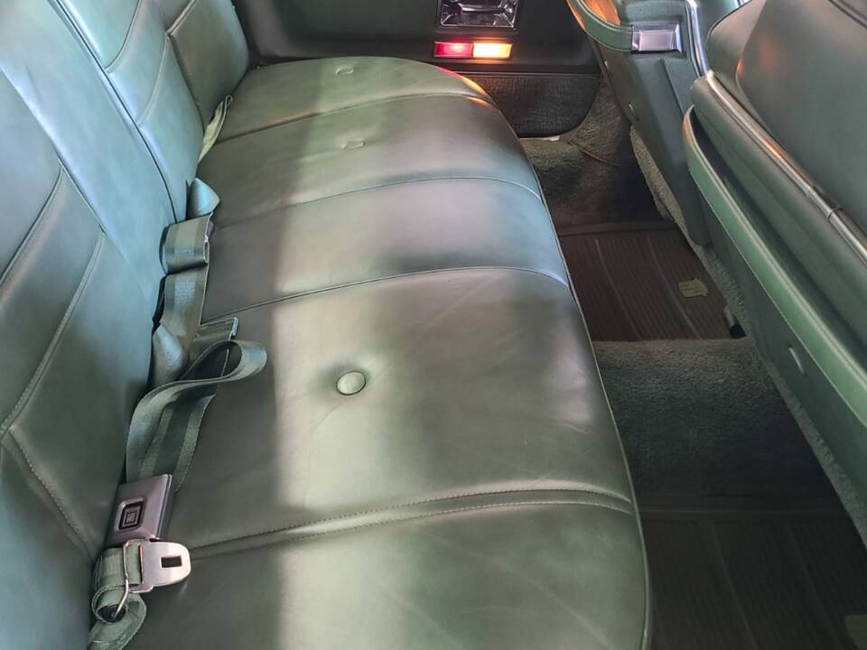 Image 13/18 of Cadillac Sedan DeVille (1971)