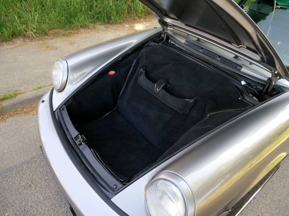 Immagine 27/31 di Porsche 911 Carrera 4 (1989)