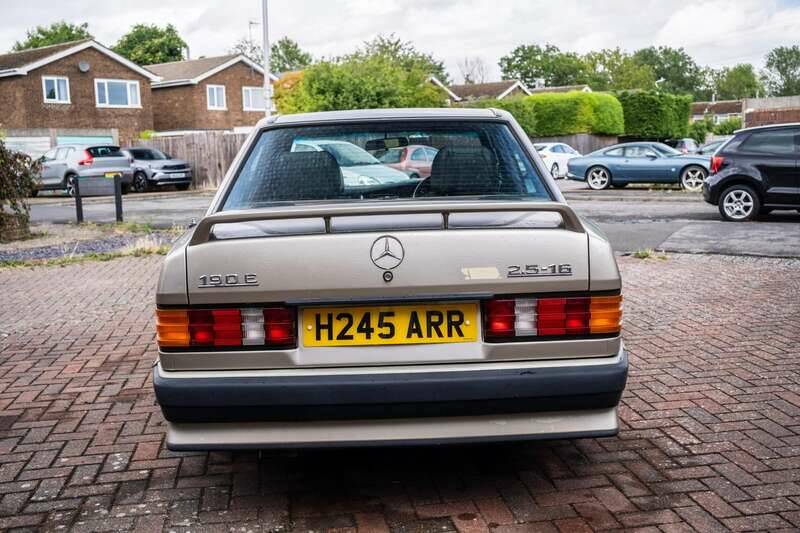 Image 17/50 of Mercedes-Benz 190 E 2.5-16 (1991)