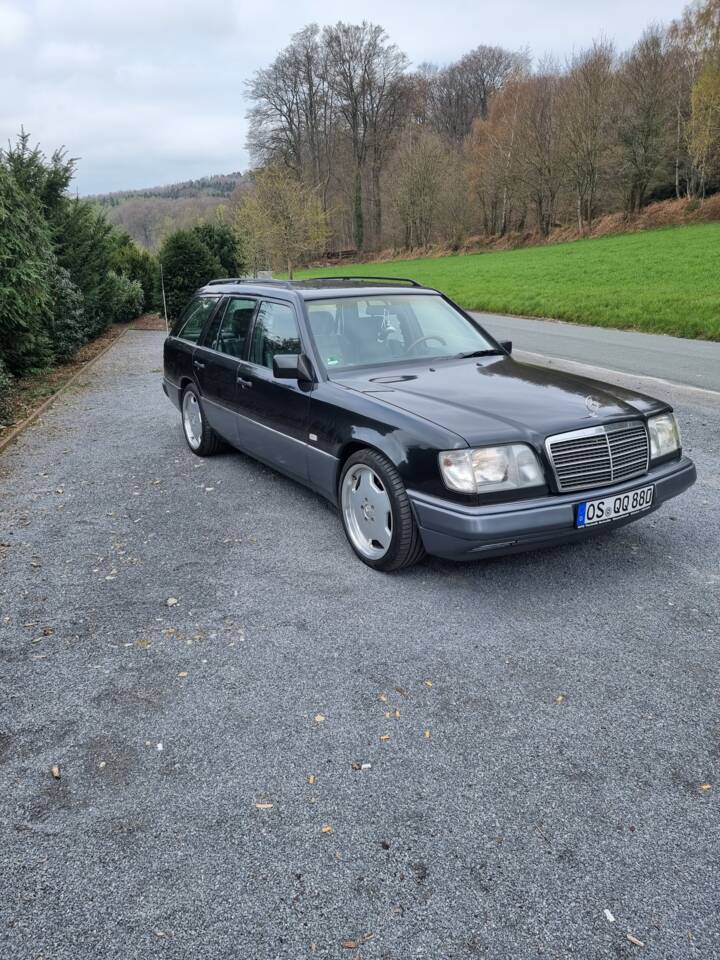 Bild 1/20 von Mercedes-Benz E 320 T (1995)