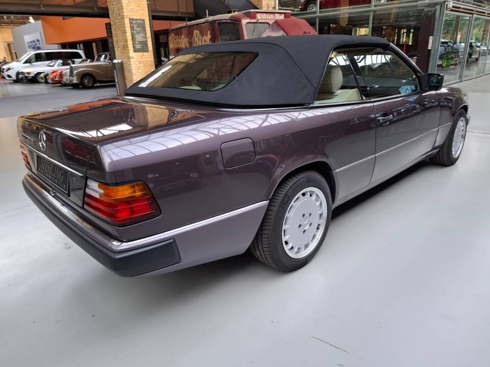 Image 33/42 of Mercedes-Benz 300 CE-24 (1993)