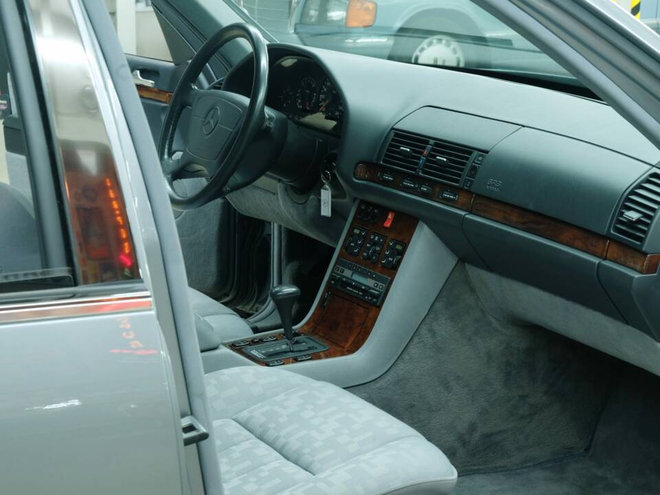Bild 25/50 von Mercedes-Benz 300 SE (1992)
