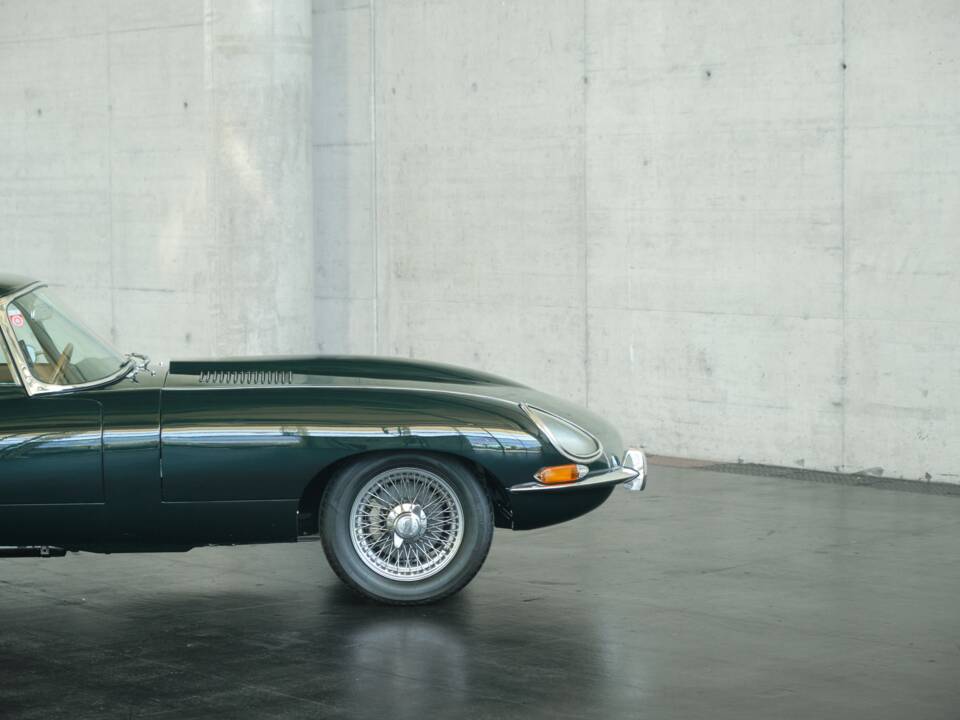 Image 39/50 de Jaguar E-Type (1970)