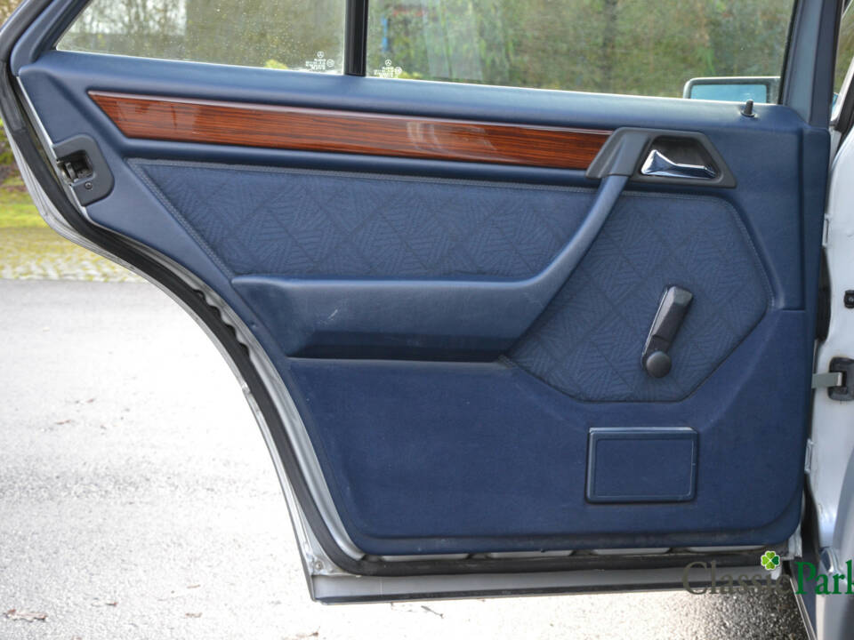 Image 16/39 of Mercedes-Benz 200 D (1993)