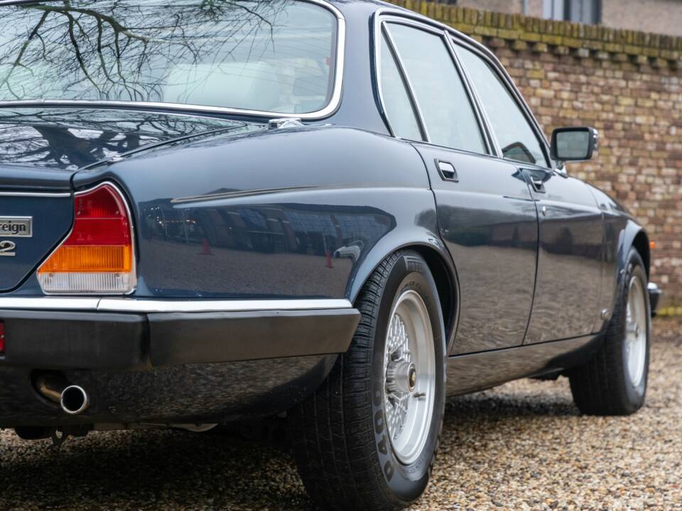 Image 15/50 of Jaguar XJ 12 (1987)