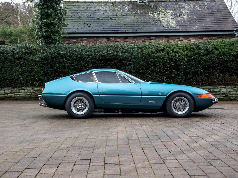 Image 39/65 of Ferrari 365 GTB&#x2F;4 Daytona (1972)