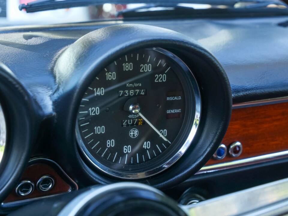 Bild 42/50 von Alfa Romeo Giulia 1300 GT Junior (1972)