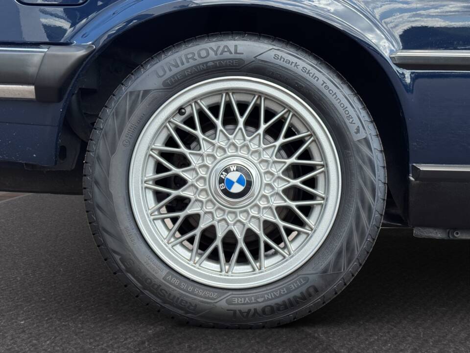 Image 20/27 of BMW 320i (1990)