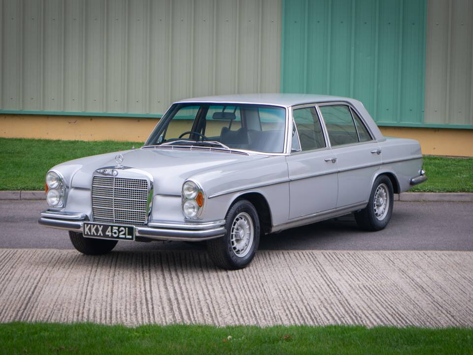 Immagine 2/34 di Mercedes-Benz 300 SEL 3.5 (1972)