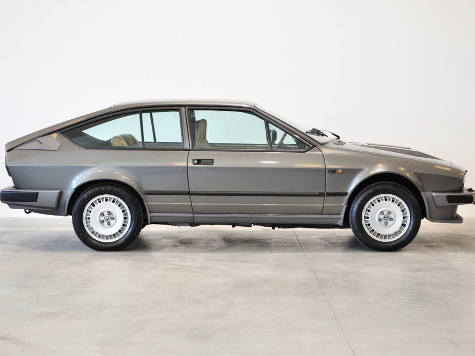 Image 31/34 de Alfa Romeo GTV 6 2.5 (1986)