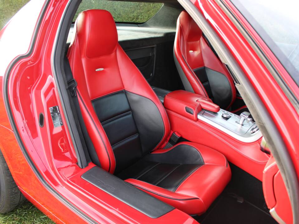 Image 49/57 of Mercedes-Benz SLS AMG (2010)