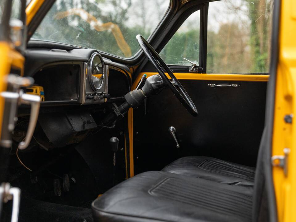 Image 4/50 of Morris Minor Van (1971)