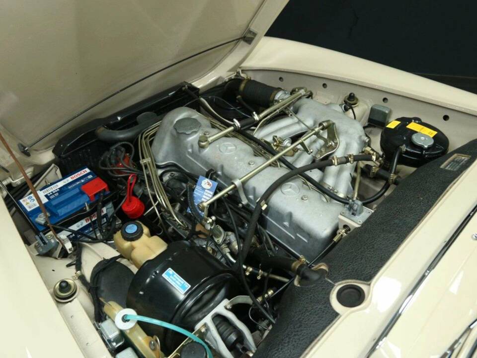 Image 40/50 of Mercedes-Benz 230 SL (1967)