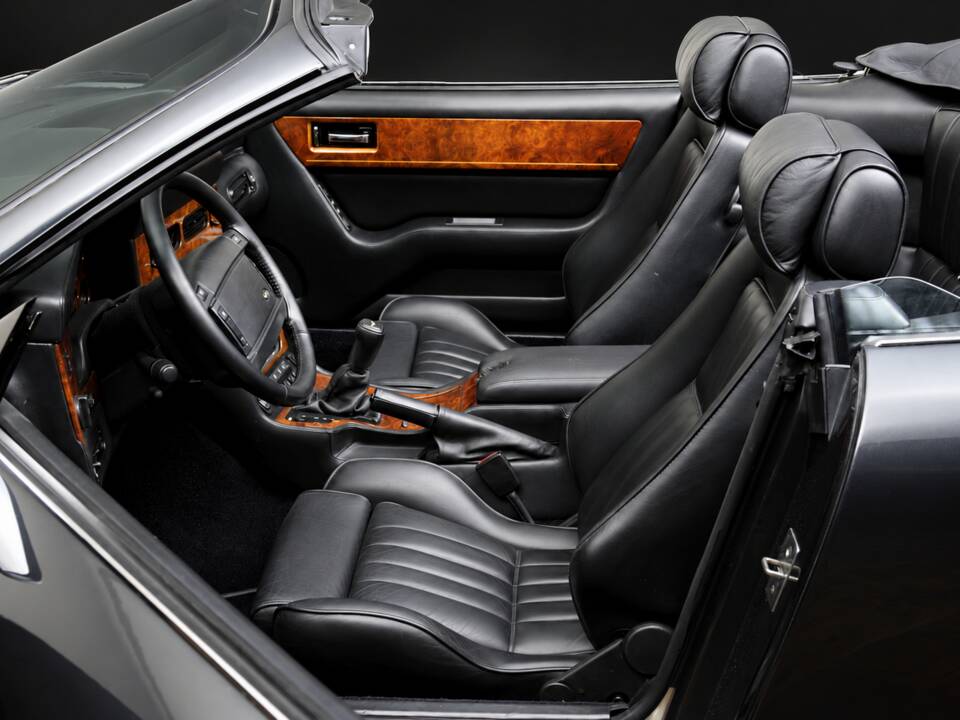Immagine 11/17 di Aston Martin Virage Volante (1994)