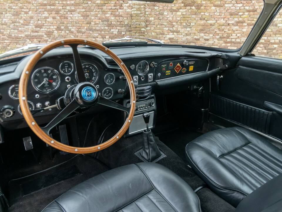 Image 31/50 de Aston Martin DB 5 Vantage (1965)