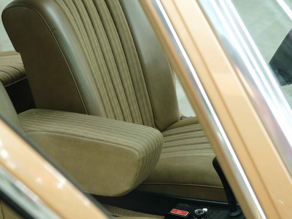 Image 38/50 de Mercedes-Benz 350 SE (1973)