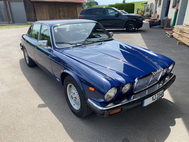 Image 7/36 of Jaguar XJ 6 4.2 (1984)