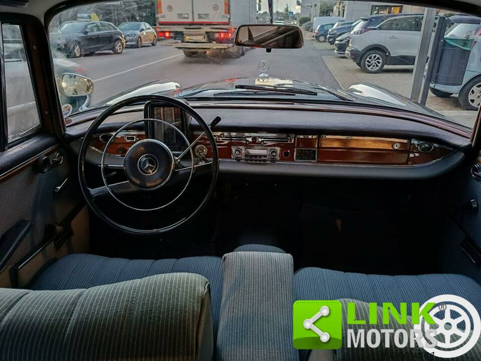 Imagen 8/10 de Mercedes-Benz 220 SE b (1960)