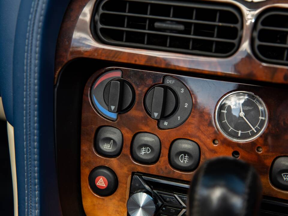 Immagine 42/46 di Aston Martin DB 7 Vantage Volante (2000)