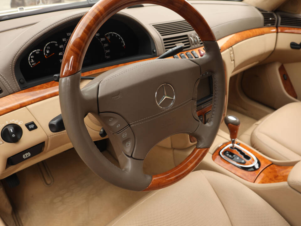 Image 33/76 of Mercedes-Benz S 600 L (2001)