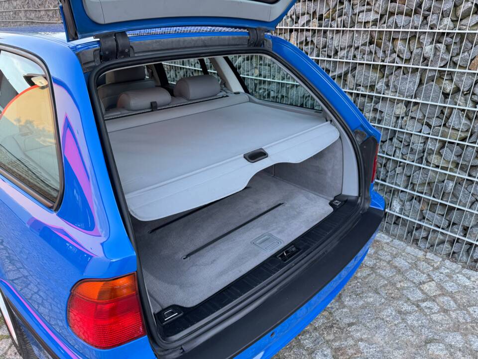 Image 64/100 of BMW 540i Touring (1998)