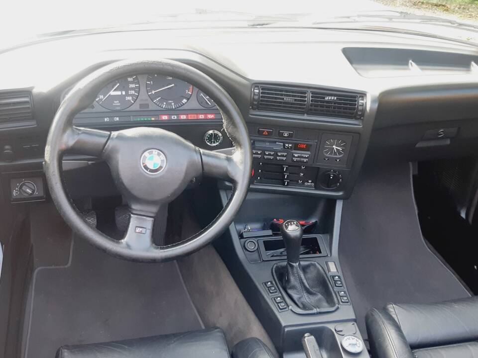 Image 27/55 of BMW 320i (1991)