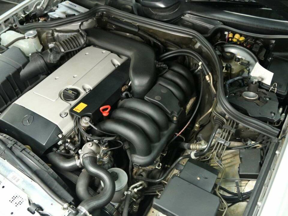 Immagine 26/30 di Mercedes-Benz E 320 &quot;Final Edition&quot; (1997)
