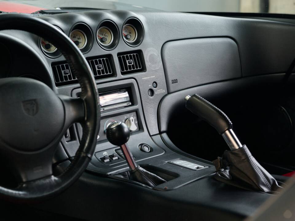 Image 45/50 of Dodge Viper GTS (2005)