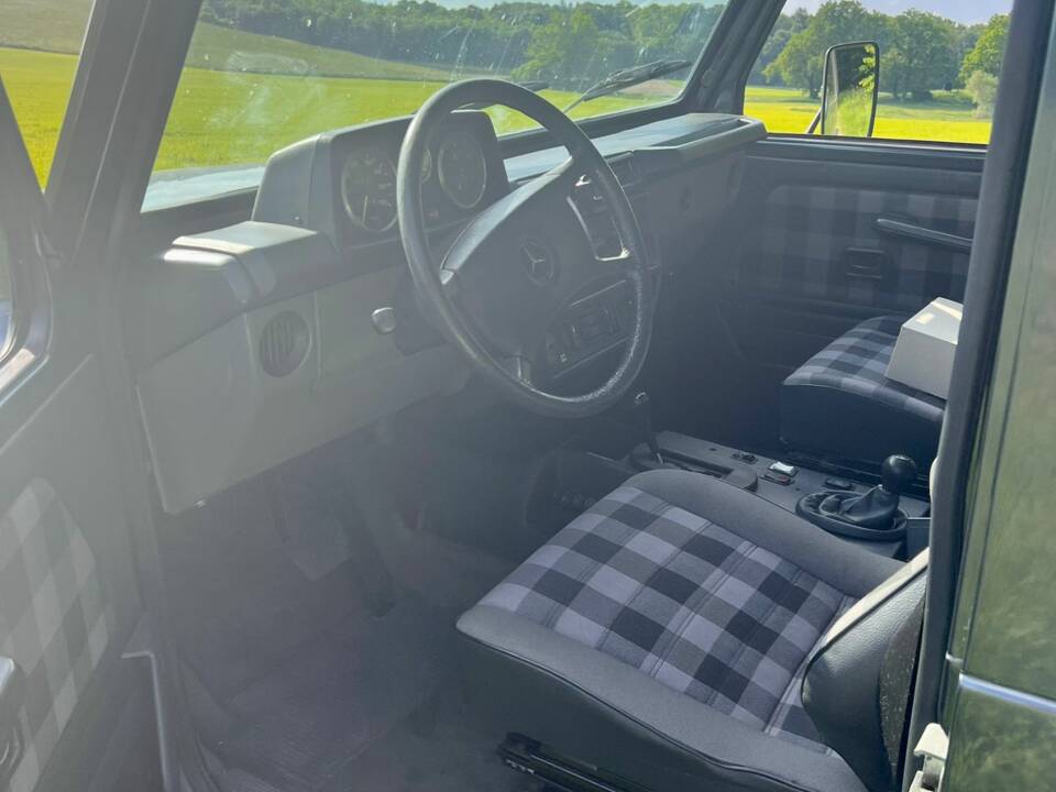 Image 14/21 of Mercedes-Benz 230 GE (SWB) (1988)