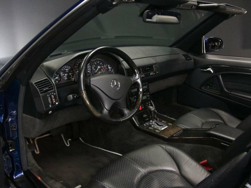 Image 23/49 of Mercedes-Benz SL 500 (2000)