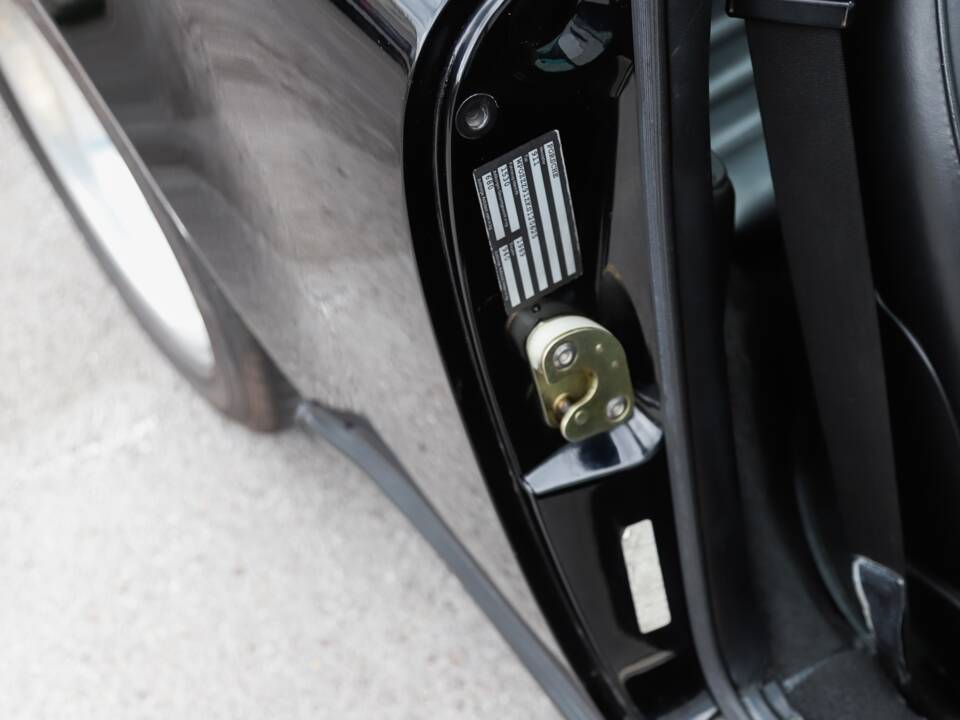 Image 81/108 de Porsche 911 Carrera 3.2 (1989)