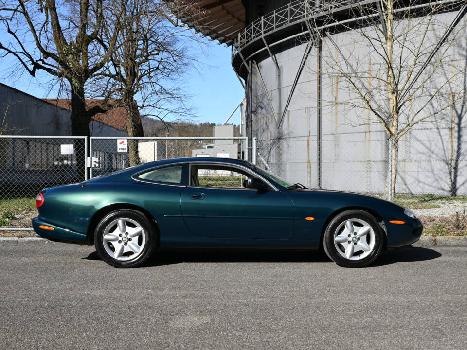 Image 4/23 of Jaguar XK8 4.0 (1998)