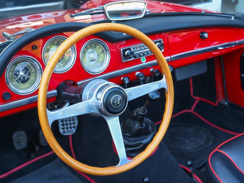 Image 12/50 of Alfa Romeo Giulia 1600 Spider (1963)