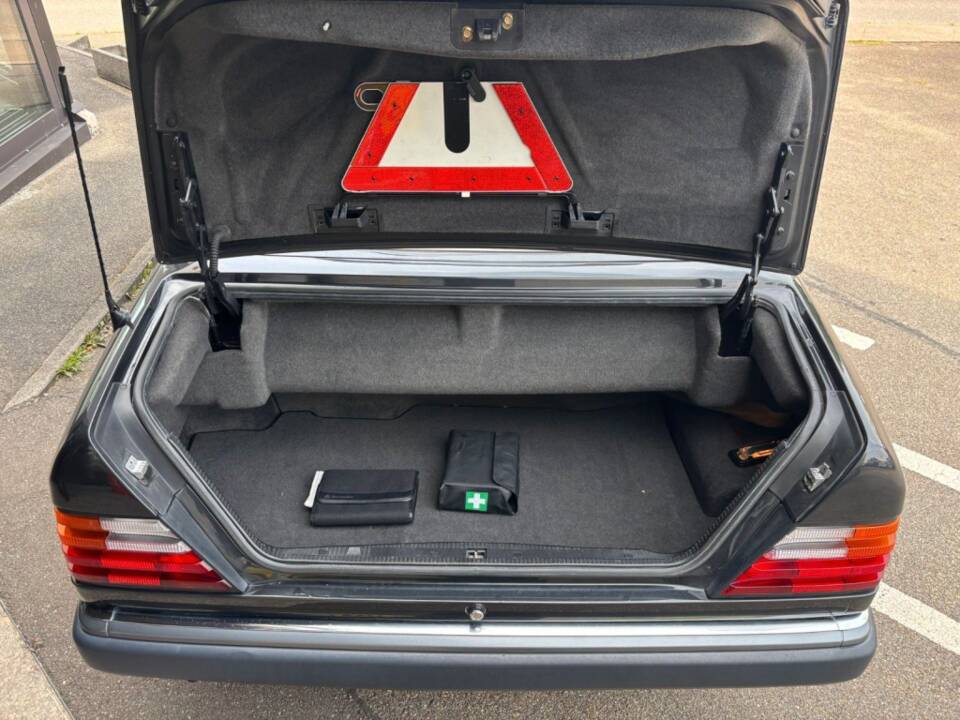 Bild 18/22 von Mercedes-Benz 300 CE-24 (1993)