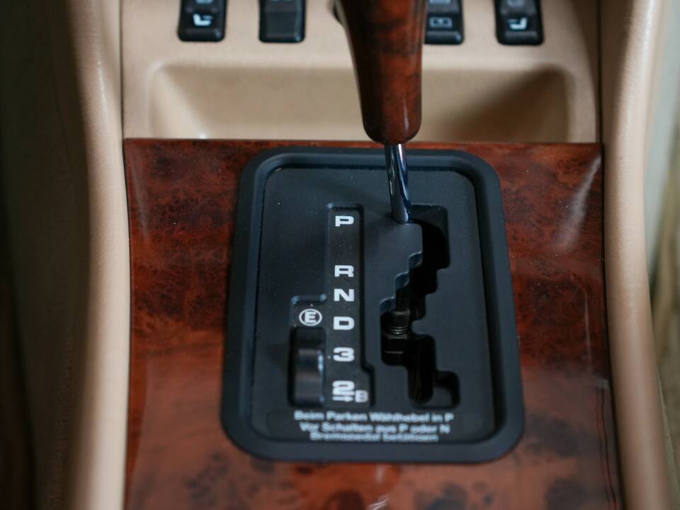 Image 18/41 of Mercedes-Benz 560 SEC (1990)