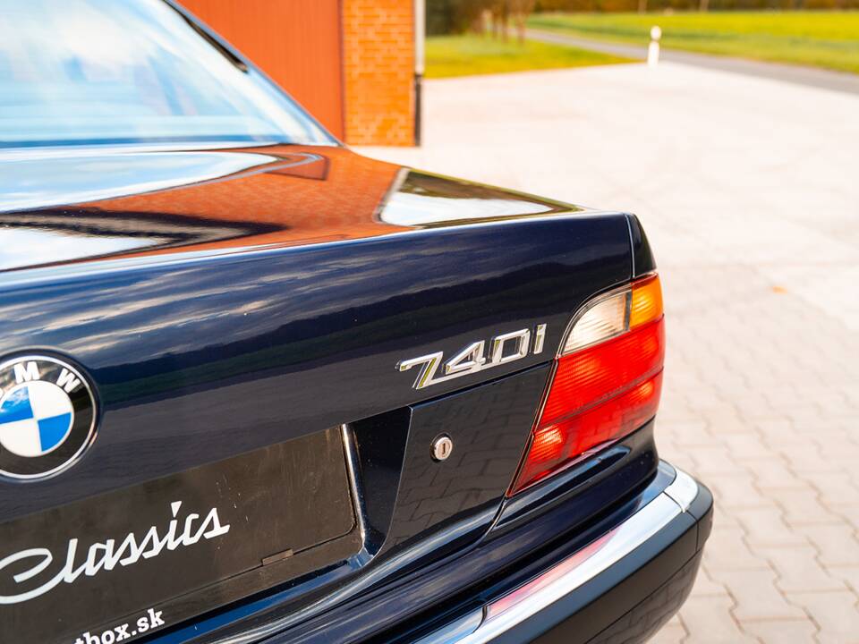 Image 18/55 of BMW 740i (1997)