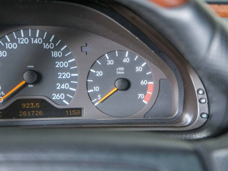 Image 21/50 of Mercedes-Benz CLK 430 (1999)