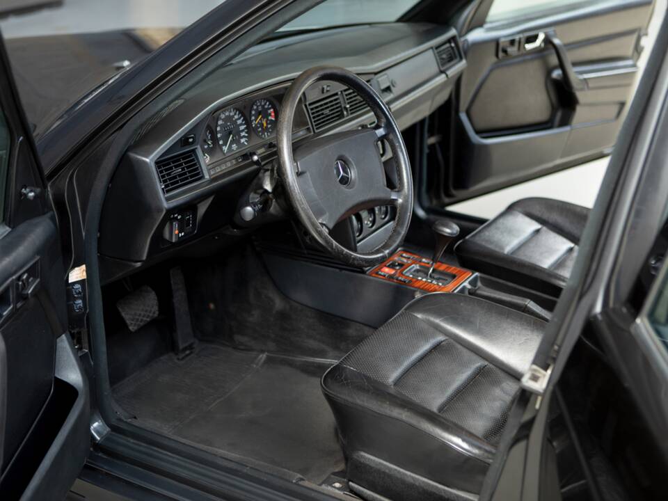 Image 10/23 de Mercedes-Benz 190 E 2.5-16 (1989)