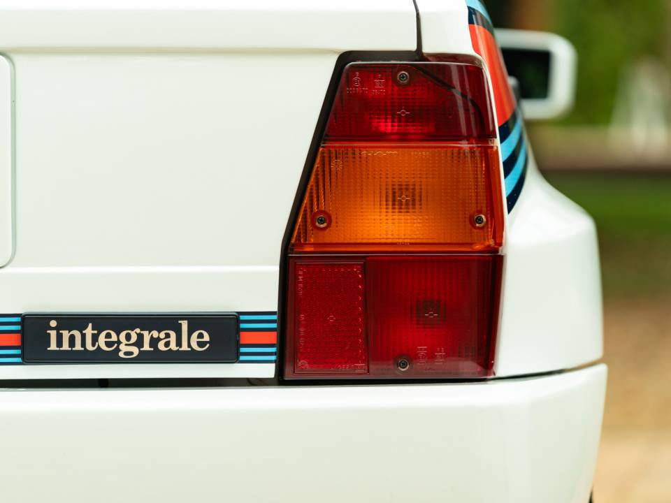 Image 17/50 of Lancia Delta HF Integrale Evoluzione I &quot;Martini 5&quot; (1992)