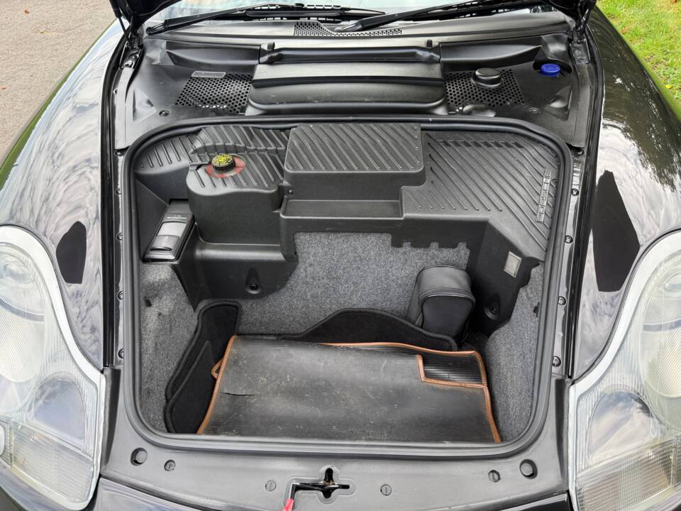 Image 29/30 of Porsche 911 Carrera 4 &quot;Millenium-Edition&quot; (2000)