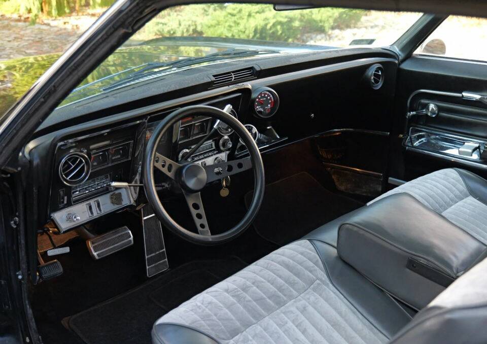 Image 2/8 of Oldsmobile Toronado (1966)