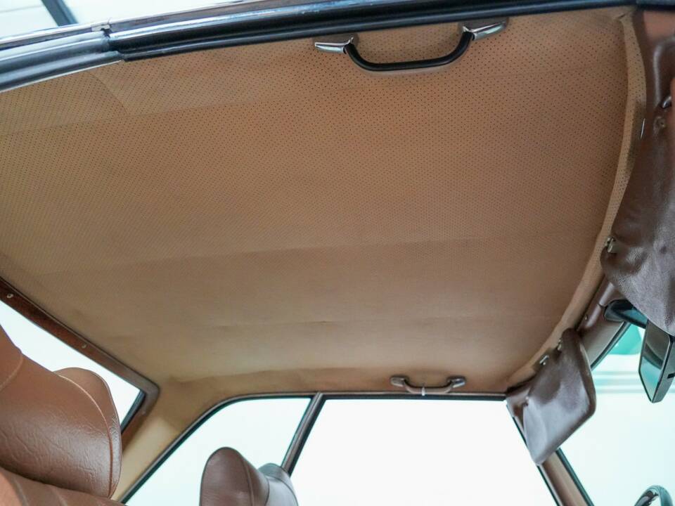 Image 13/24 of Mercedes-Benz 280 SL (1970)
