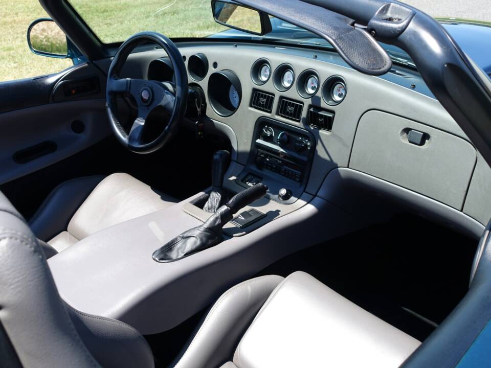 Image 27/35 of Dodge Viper RT/10 (1994)