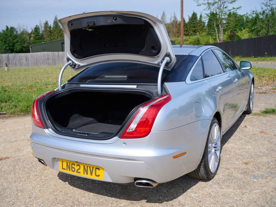 Bild 15/50 von Jaguar XJ 5.0 (2012)