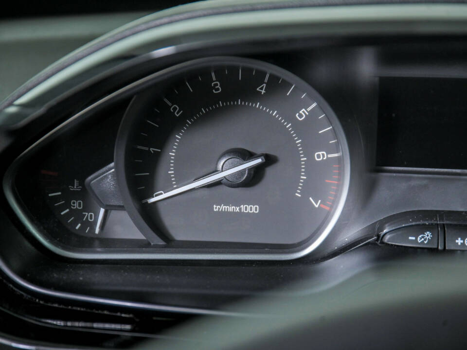 Image 20/50 of Peugeot 208 1.2 PureTech 82 (2019)